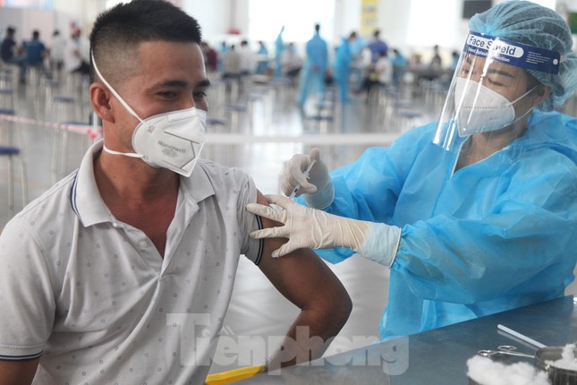 Bắc Giang tiêm vắc xin xuyên Tết, tỷ lệ mũi 3 đạt gần 77%