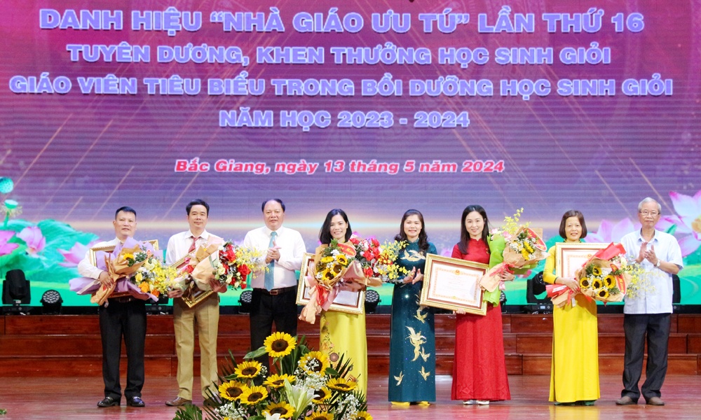 Bắc Giang: Tuyên dương Nhà giáo Ưu tú, học sinh giỏi và giáo viên có thành tích xuất sắc