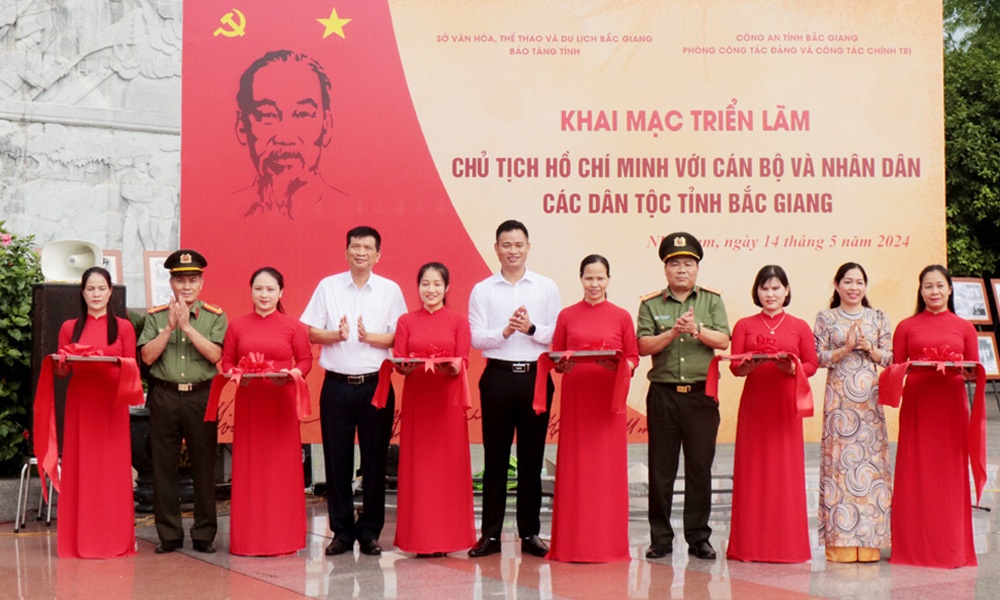 Trưng bày tài liệu, hình ảnh chủ đề "Chủ tịch Hồ Chí Minh với cán bộ và nhân dân các dân tộc tỉnh...